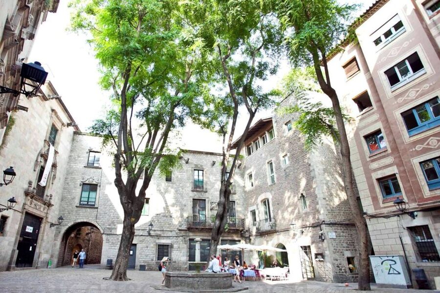 Barcelona & Park Güell: Private Half-Day Tour with Pickup - Montjuïc photo stops and the Olympic-era landmarks