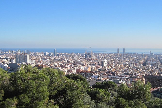 Barcelona: Park Guell Skip the Line Guided Tour - Stop 1: the main square and the big Gaudí idea