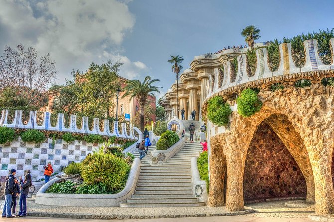 Barcelona: Park Guell Skip the Line Guided Tour - Picture time and viewpoints: plan for angles, not just photos