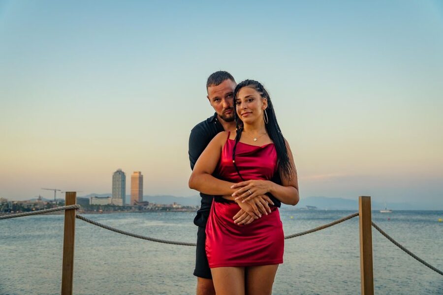Barcelona Photo Experience: famous landmarks or the beach! - A 30-minute private shoot that turns iconic Barcelona into real keepsakes
