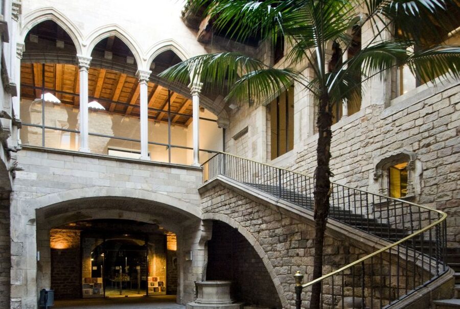 Barcelona: Picasso Museum Guided Tour - What the guide does for you inside the rooms