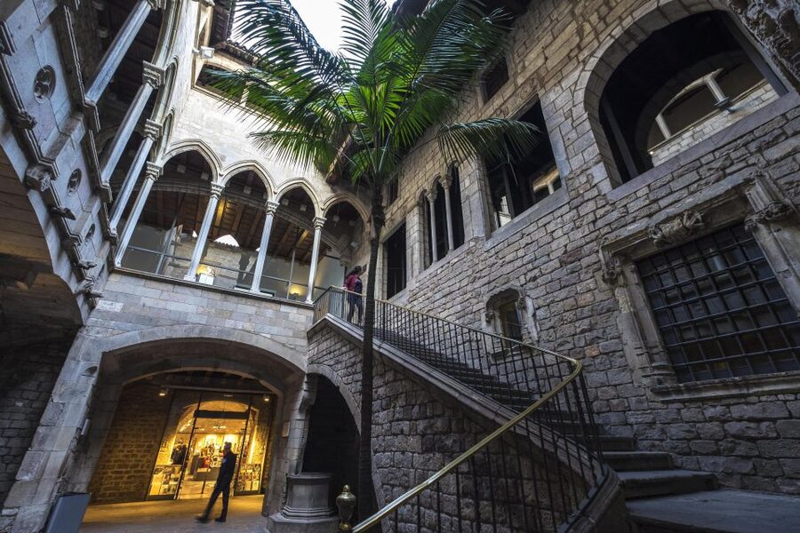 Barcelona: Picasso's Barcelona & Picasso Museum Walking Tour - Language Options: English, Korean, Chinese, Japanese