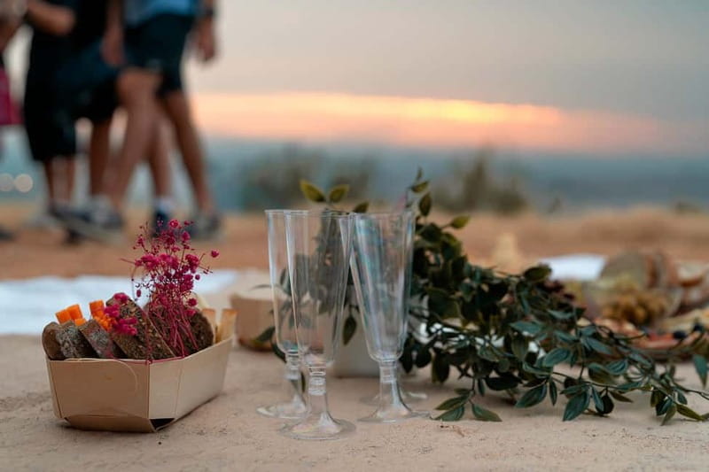 Barcelona PICNIC. Exclusive and personalized experience. - What actually arrives on your blanket: decor, candles, and the little comforts