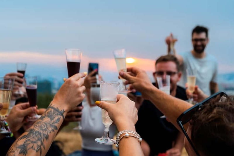 Barcelona PICNIC. Exclusive and personalized experience. - The 3-hour flow, from coordinated meeting to your secret picnic spot
