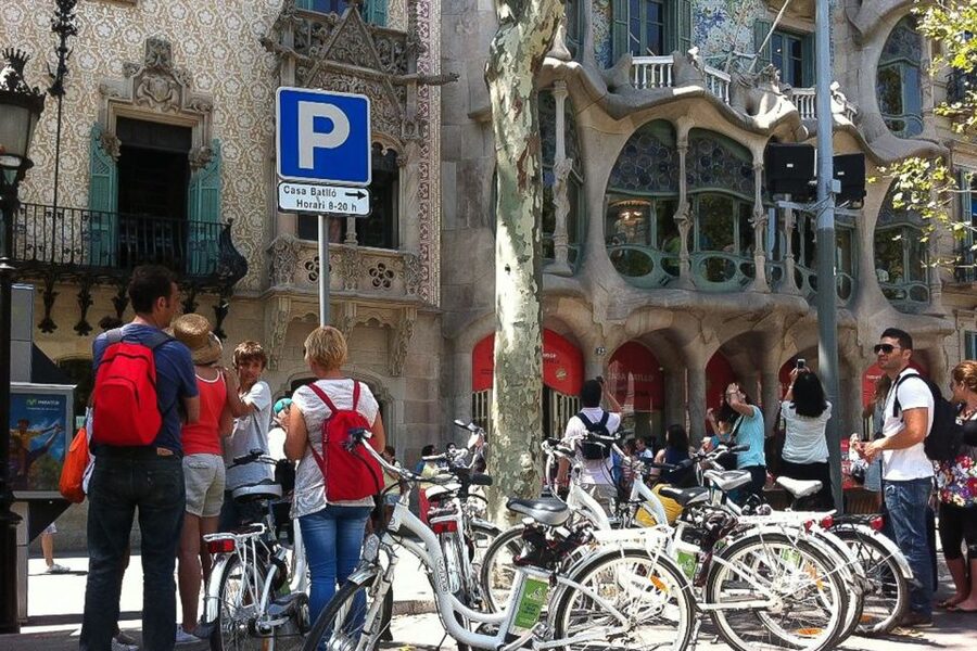 Barcelona: Private 5 Neighborhoods Tour by Electric Bike - Meeting at Plaça Reial, then straight into the Barri Gòtic