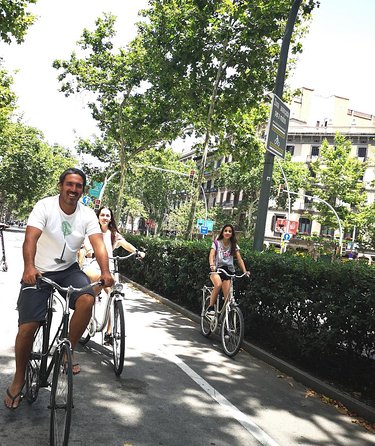 Barcelona: Private Bike/eBike Tour & Sagrada Familia Tickets - Before you pedal: headphones, ID for kids, and bike comfort