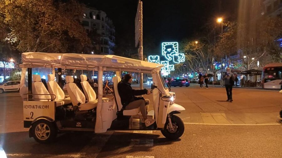 Barcelona: Private Christmas Lights Tour by Eco Tuk Tuk - Winter comfort on a tuk tuk: rain or shine, and how to dress