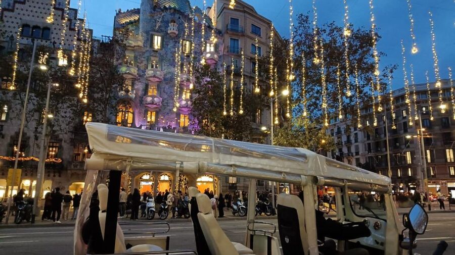 Barcelona: Private Christmas Lights Tour by Eco Tuk Tuk - Quick logistics: timing, group size, and where to meet