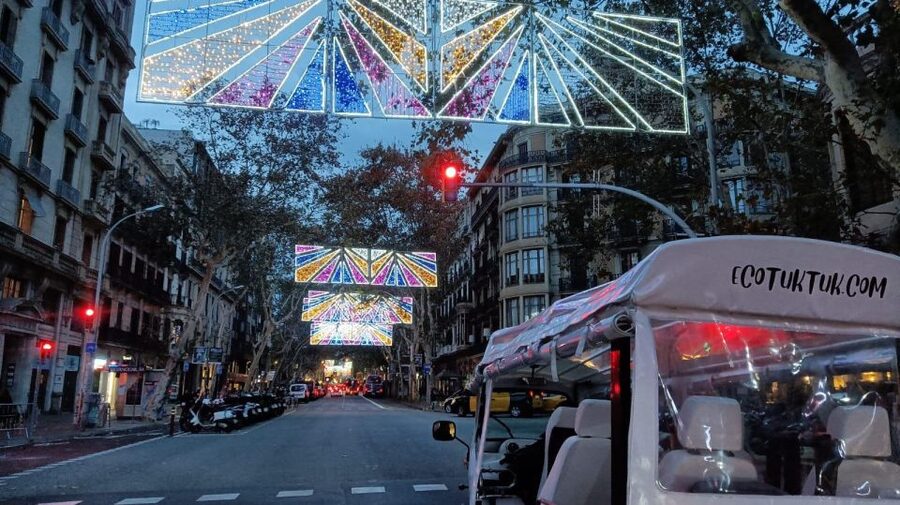 Barcelona: Private Christmas Lights Tour by Eco Tuk Tuk - Passeig de Gràcia and Plaça de Catalunya, the classic Christmas lights circuit