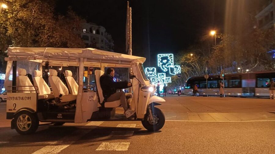 Barcelona: Private Christmas Lights Tour by Eco Tuk Tuk - Casa Batlló on the holiday route: why the lights love Gaudí’s curves