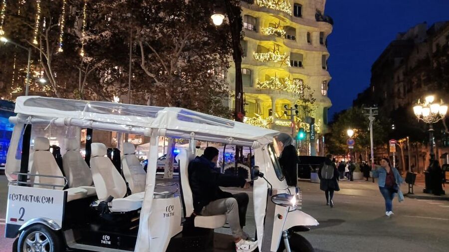 Barcelona: Private Christmas Lights Tour by Eco Tuk Tuk - Plaça de Catalunya to Plaça d’Urquinaona: finishing with big square energy