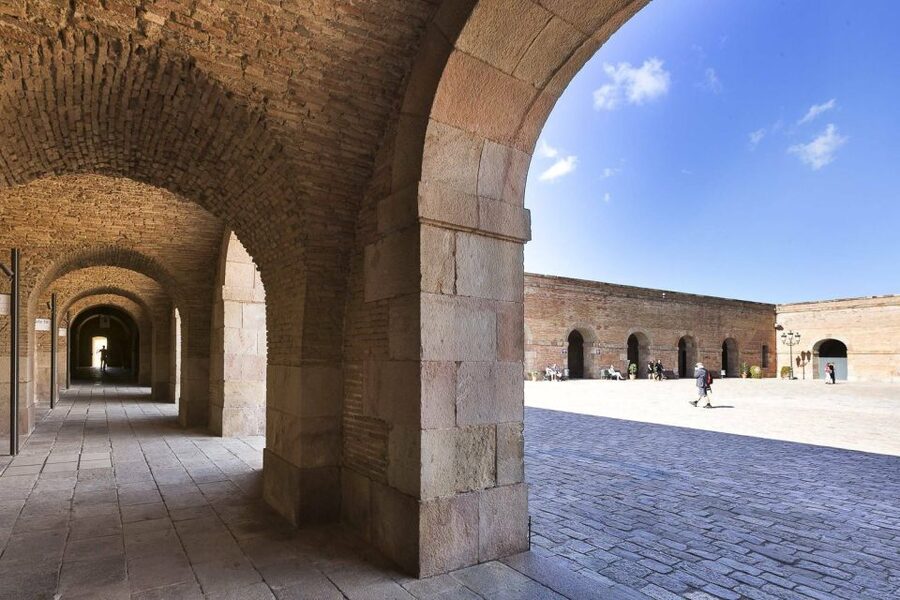 Barcelona: Private City Sights Tour, Including Cable Car - Meeting at Palau Moja: A Simple Start Near the Action