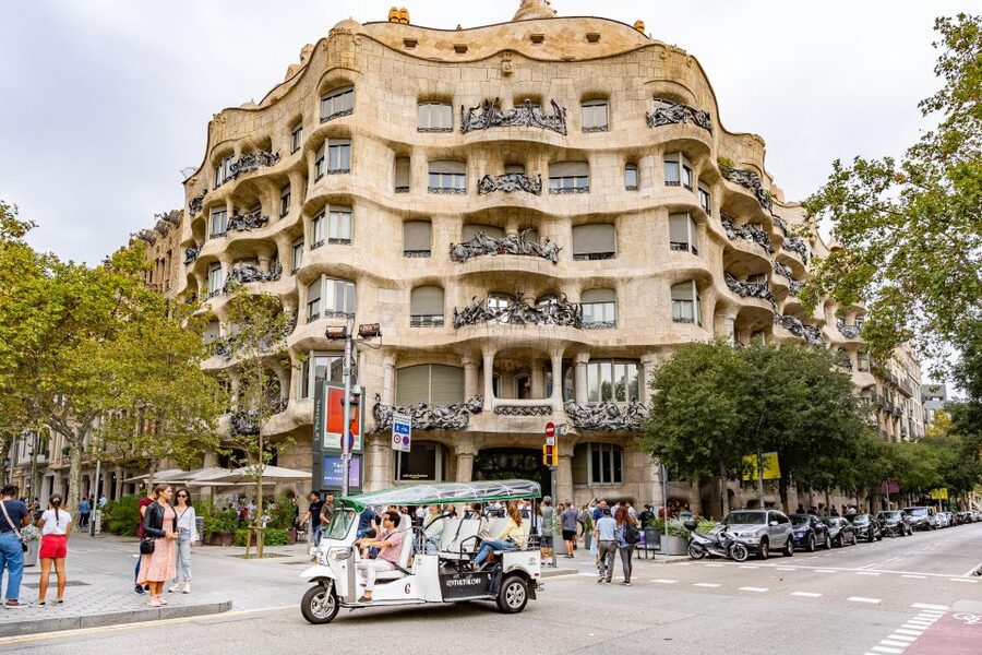 Barcelona: Private City Tour by Eco Tuk Tuk - How long you should book, and what changes with duration