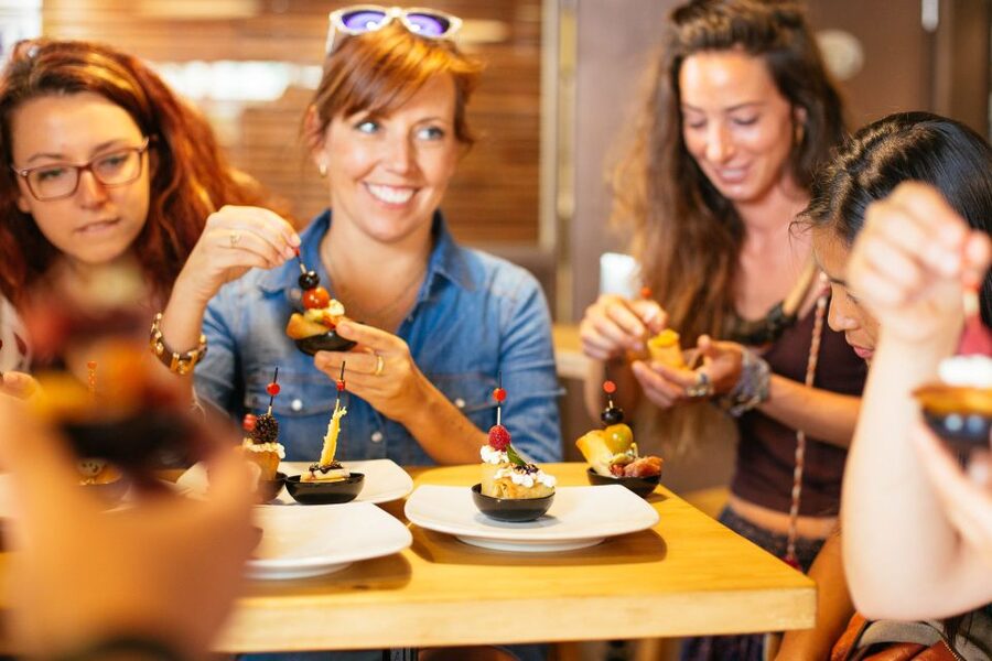 Barcelona: Private Food Tour – 10 Tastings with Locals - How the city highlights fit between food stops