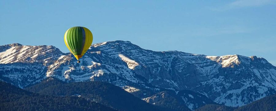 Barcelona: Private Hot Air Balloon Ride - Landing, support team, and the cava toast moment