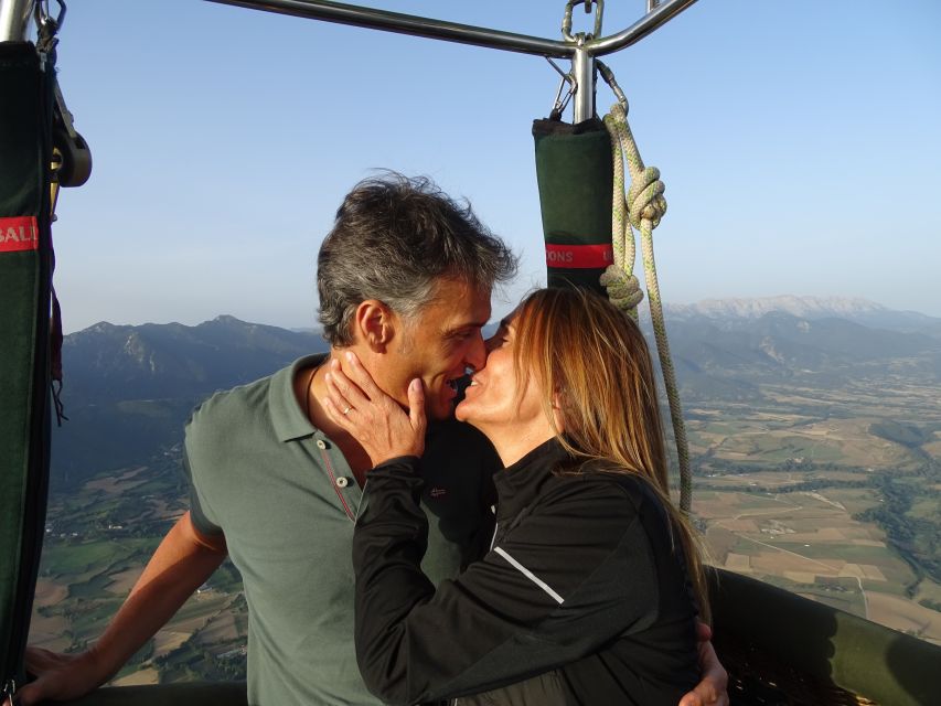 Barcelona: Private Hot Air Balloon Ride - Getting started: meeting early and watching the balloon inflate