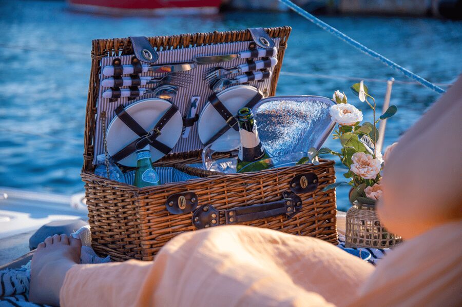 Barcelona: Private Romantic Sailing Tour with Drinks - Price and value for two, and when to rethink it