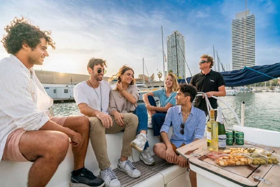 Barcelona: PRIVATE Sailing tour with drinks and snacks - Arriving at Port Olímpic and boarding BDA Sailing Experience