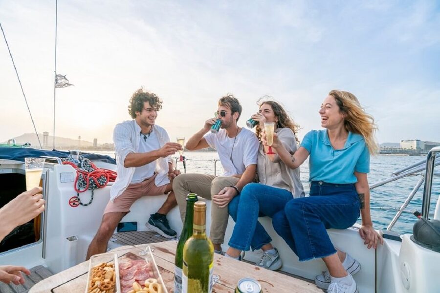 Barcelona: PRIVATE Sailing tour with drinks and snacks - What to bring so the 2 hours feel effortless
