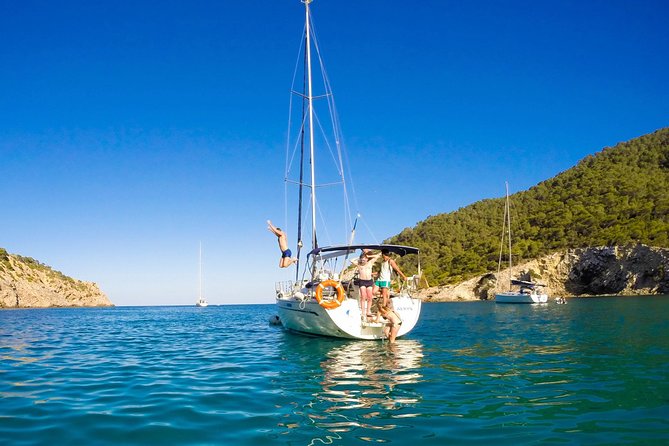 Barcelona Private Sailing Tour with Drinks for Family and Friends - Drinks and Snacks Included, From Beer or Champagne to Cava Toast