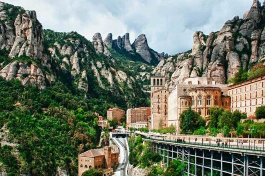 Barcelona: Private Tour Castles, Salt, Montserrat and Wines - Salt Mountain of Cardona, 1,000 years of salt work underground