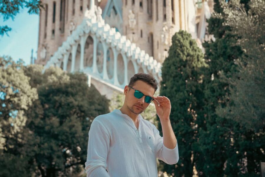 Barcelona: Professional Photoshoot Outside Sagrada Familia - The 30 to 45 minute photo session: what happens when the camera turns on