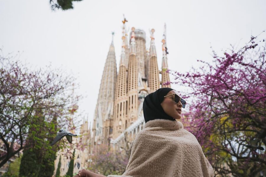Barcelona: Professional Photoshoot Outside Sagrada Familia - How the photographer picks your edited photos and what you may need to pay for