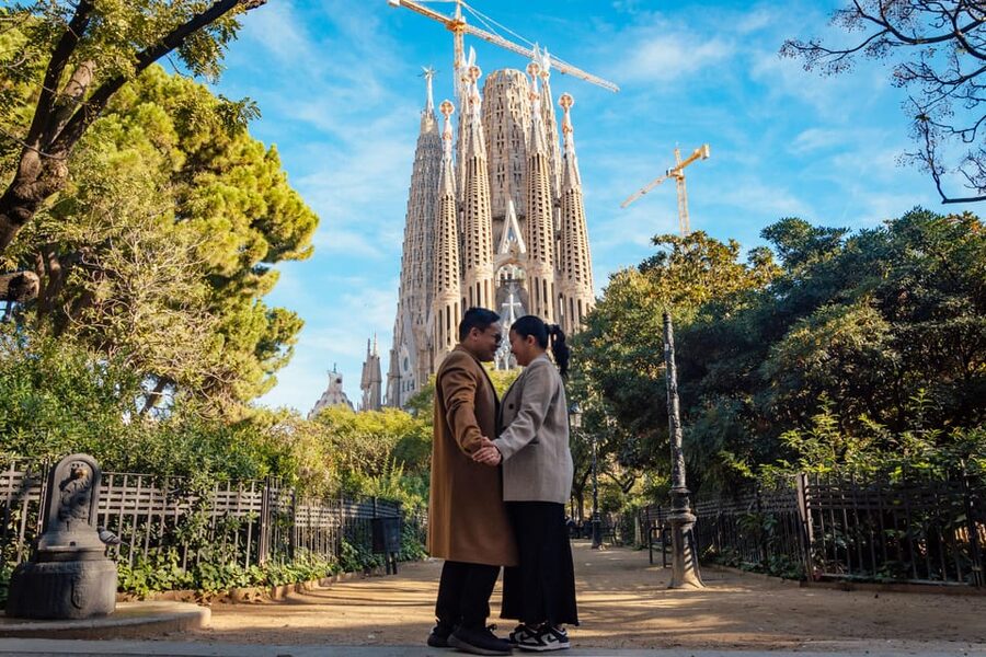 Barcelona: Professional Photoshoot Outside Sagrada Familia - Crowd reality at the Sagrada, and how pros keep your photos clean