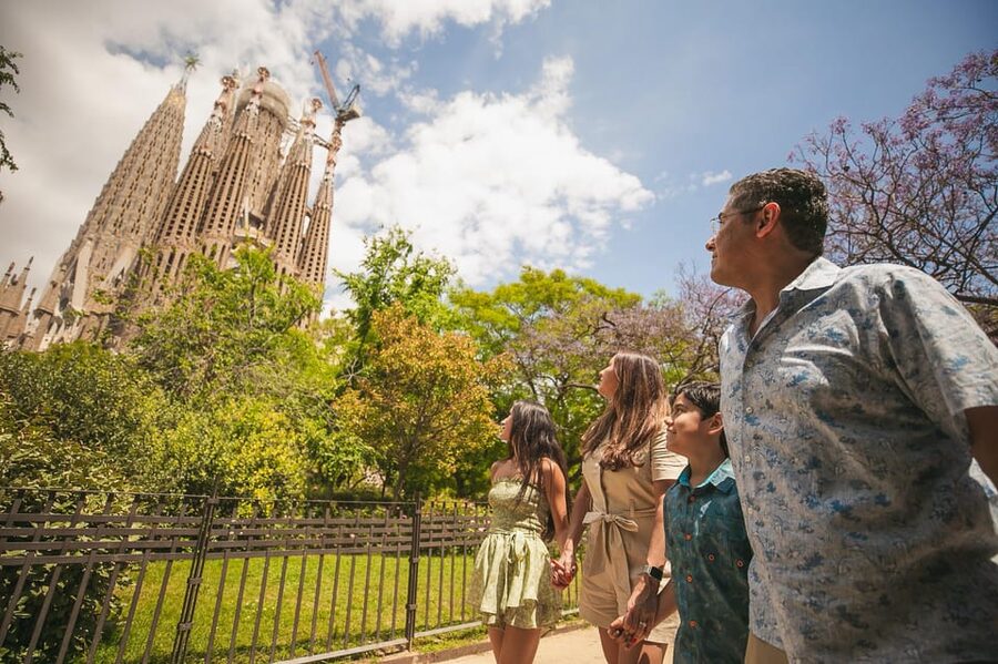 Barcelona: Professional Photoshoot Outside Sagrada Familia - Starting at La Sagrada Familia: your spot, your timing, your framing