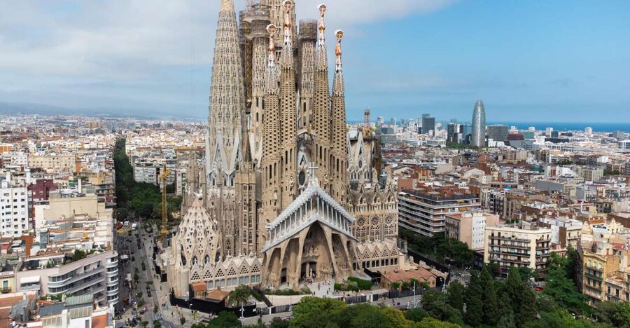Barcelona: Sagrada Familia and Park Guell Combo Guided Tour - Entering Sagrada Família: skip the line, then slow down inside