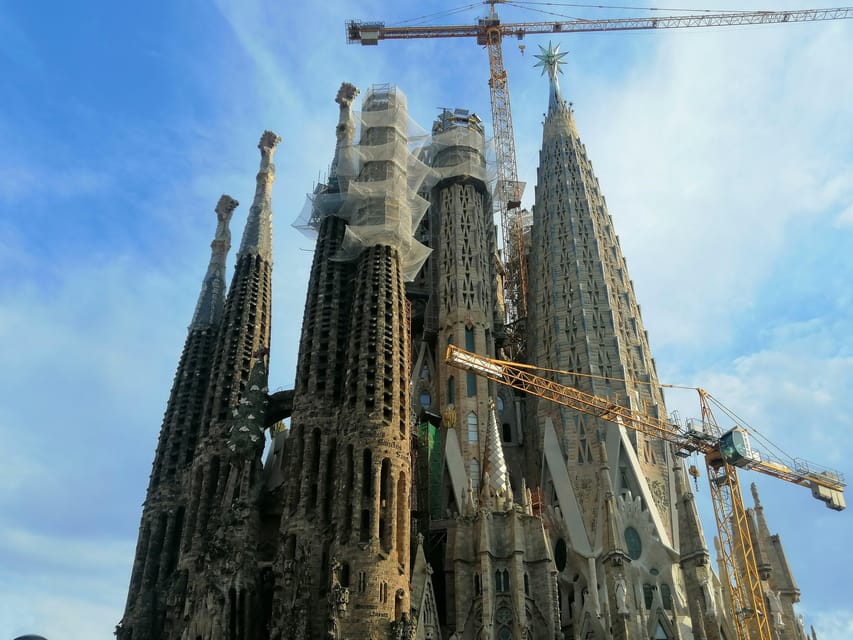Barcelona: Sagrada Família and Park Güell Guided Tour - Why this Gaudí two-stop tour works in just 4 hours