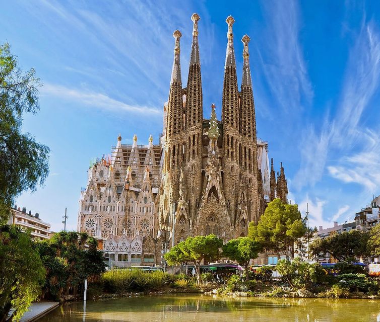 Barcelona: Sagrada Familia and Park Guell Small-Group Tour - Inside Sagrada Familia for 80 minutes: the story behind the basilica