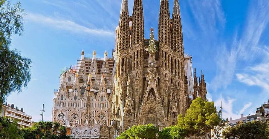 Barcelona: Sagrada Familia and Park Guell Small-Group Tour - The guide is the real product: pacing, clarity, and photo help