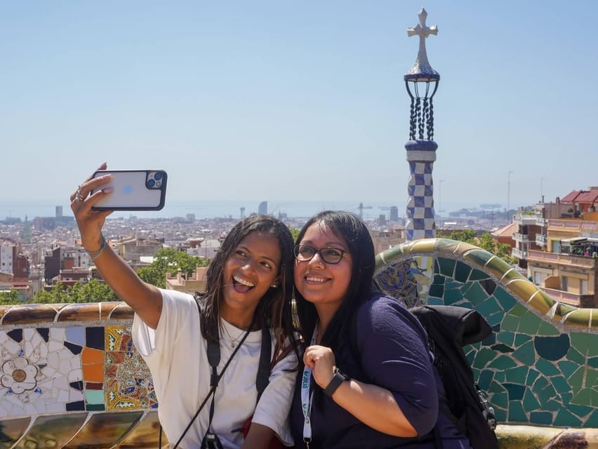 Barcelona: Sagrada Familia and Park Güell Tour - Meeting Up, Check-In Timing, and How the Day Flows