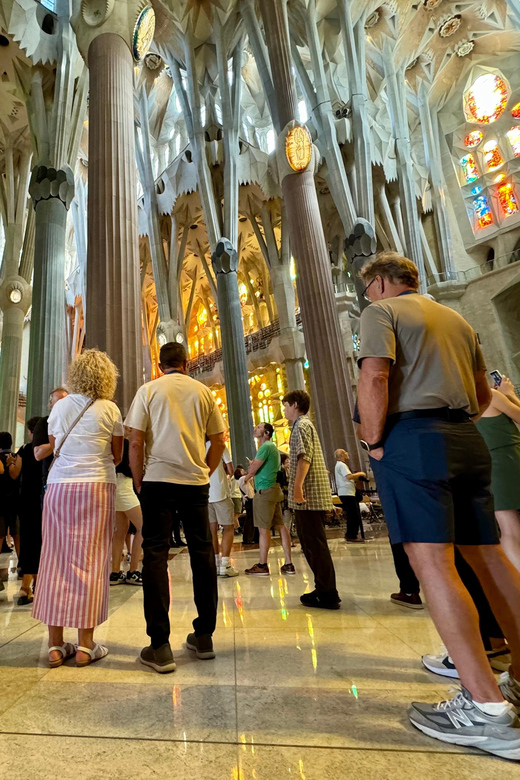 Barcelona: Sagrada Familia Entry Ticket and Guided Tour - Timing tips and dress code you should plan for