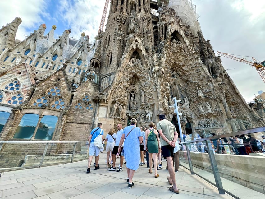 Barcelona: Sagrada Familia Entry Ticket and Guided Tour - Meeting point reality check near Restaurant El Glop Gaudi