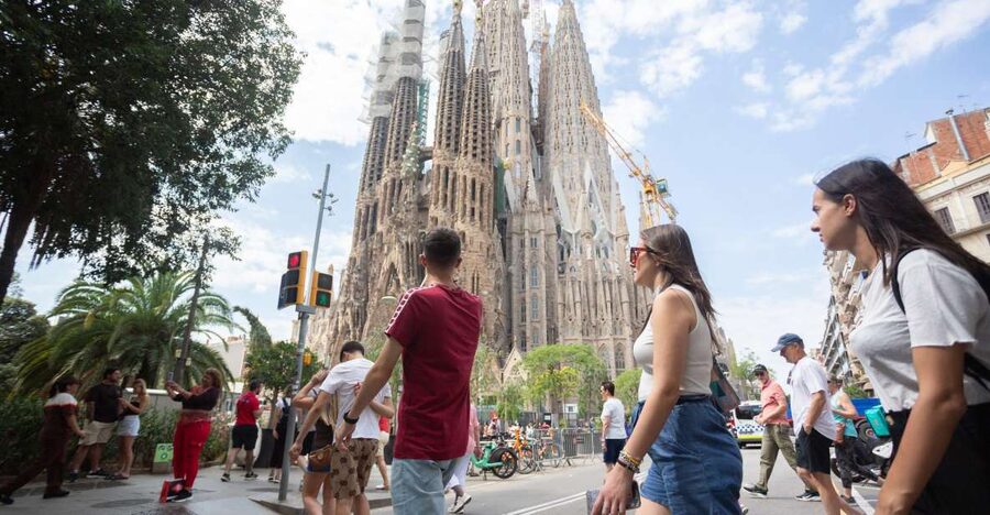 Barcelona: Sagrada Familia Fast-Track Guided Tour - Why Sagrada Familia feels different from other churches