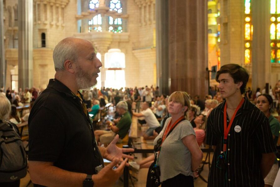 Barcelona: Sagrada Familia Fast-Track Guided Tour - What to wear and bring for a smooth entry