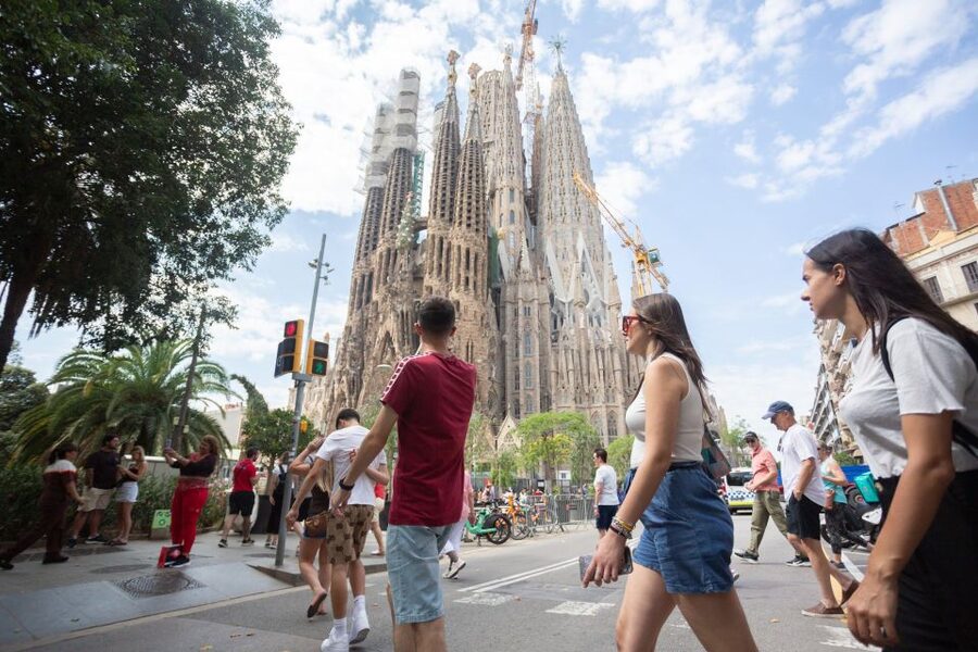 Barcelona: Sagrada Familia Fast-Track Guided Tour - Entering the basilica: your inside route and what to look for