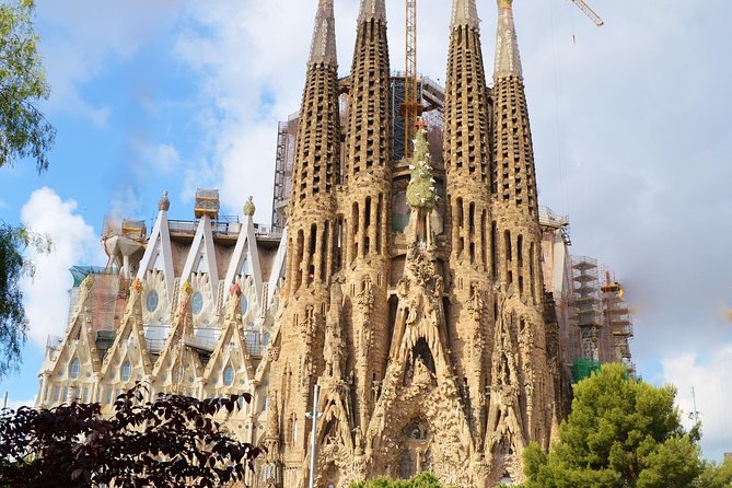 Barcelona: Sagrada Familia Fast Track Tour with Tower Option - Listening with radio earphones in a shared group