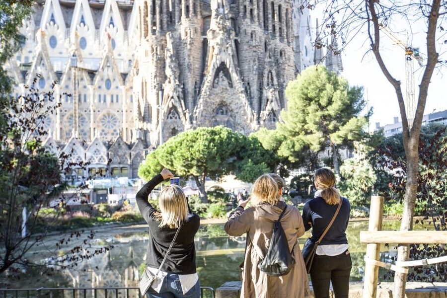 Barcelona: Sagrada Familia Guided Tour with Tower Access - Practical stuff before you go: dress code and timing