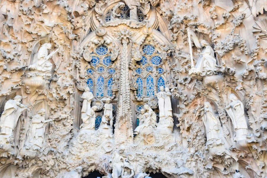 Barcelona: Sagrada Familia Guided Tour with Tower Access - Inside the basilica: what to look for as you walk the nave