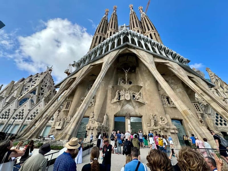 Barcelona: Sagrada Familia, La Pedrera & Cava Tasting Tour - Sagrada Família: symbolism on the façades and light inside