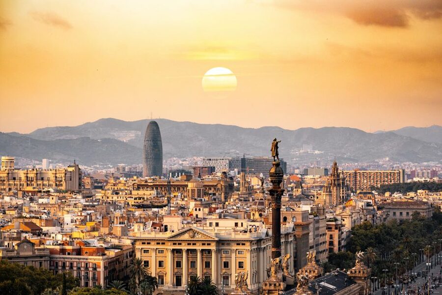 Barcelona: Sagrada Familia, Modernism, and Old Town Tour - Meeting at KFC Sagrada Família, plus what the 3 to 3.5 hours really feels like