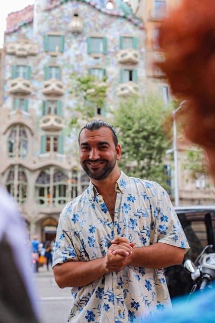 Barcelona: Sagrada Familia, Modernism, and Old Town Tour - Bishop’s Bridge, the Kiss Mural, and the finish at Plaça del Rei