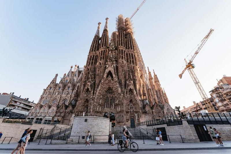 Barcelona: Sagrada Familia or Coastal City Sights by eBike - Bikes, helmets, and comfort: what to consider before you book
