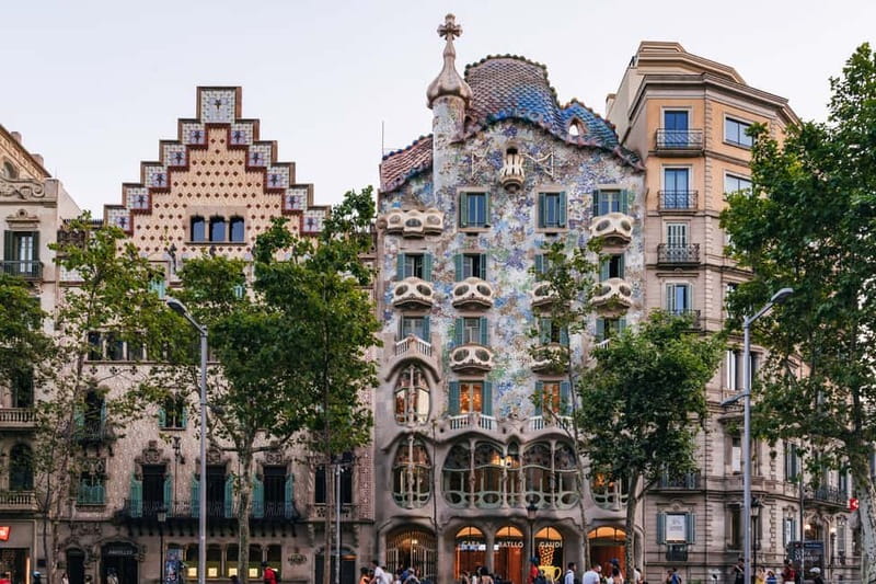 Barcelona: Sagrada Familia or Coastal City Sights by eBike - Parc de la Ciutadella: where the ride gets greener and prettier