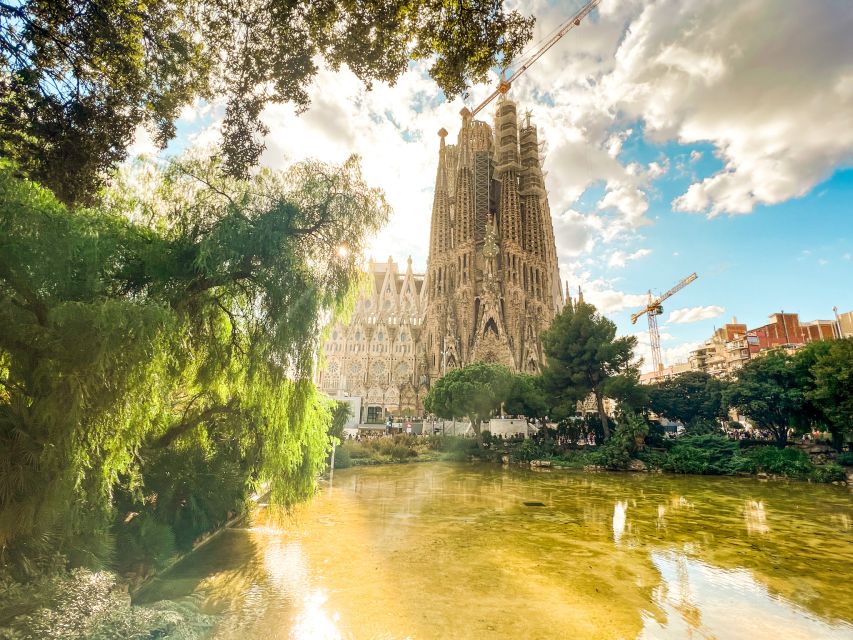 Barcelona: Sagrada Familia, Park Güell and Old Town Tour - Passeig de Gràcia, then Park Güell time to roam on your own