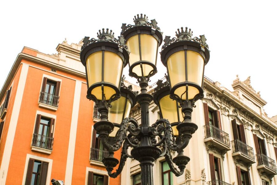 Barcelona: Sagrada Familia, Park Güell and Old Town Tour - Sagrada Família: a façade briefing, then your timed skip-the-line ticket