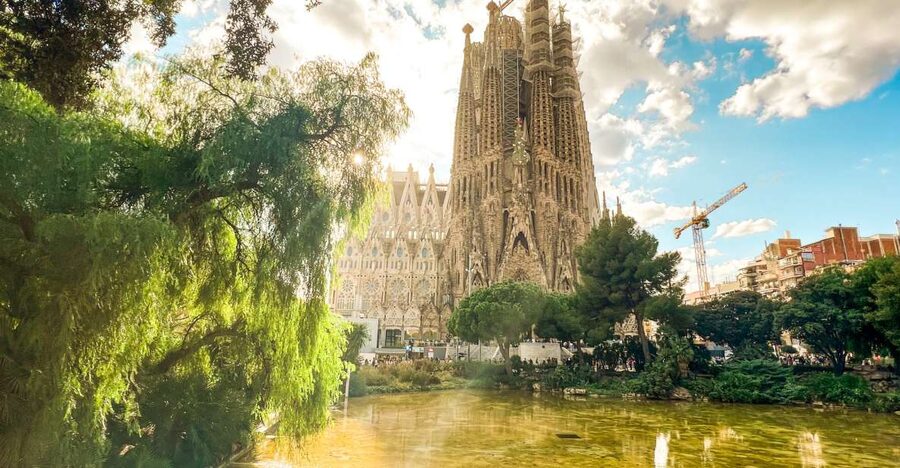 Barcelona: Sagrada Familia, Park Güell and Old Town Tour - Gothic Quarter walk: churches from the 15th to 17th centuries